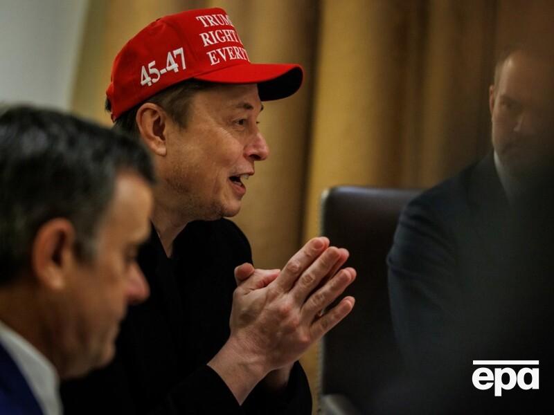 "Тупіший за купу цегли". Маск облаяв економічного радника Трампа