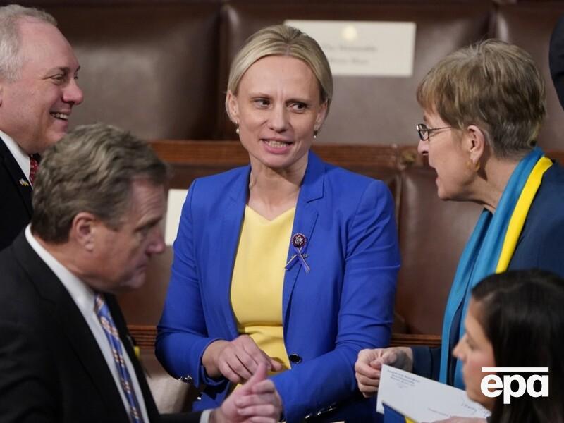 Конгресвумен Спартц заявила, що ЗМІ спотворили її слова про території України, і назвала Зеленського ідіотом