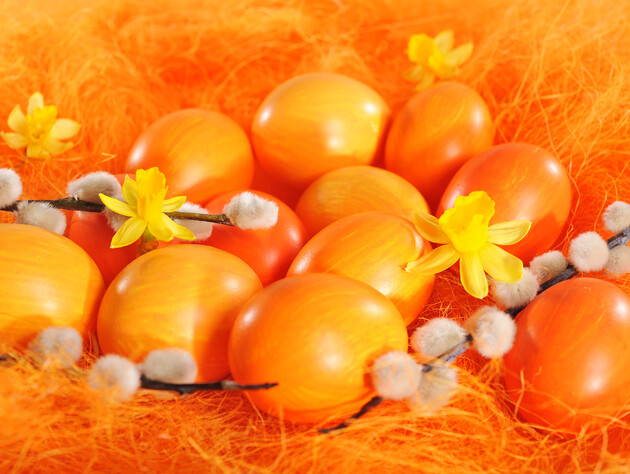 Замочіть яйця у цьому відварі, щоб отримати помаранчеві крашанки на Великдень