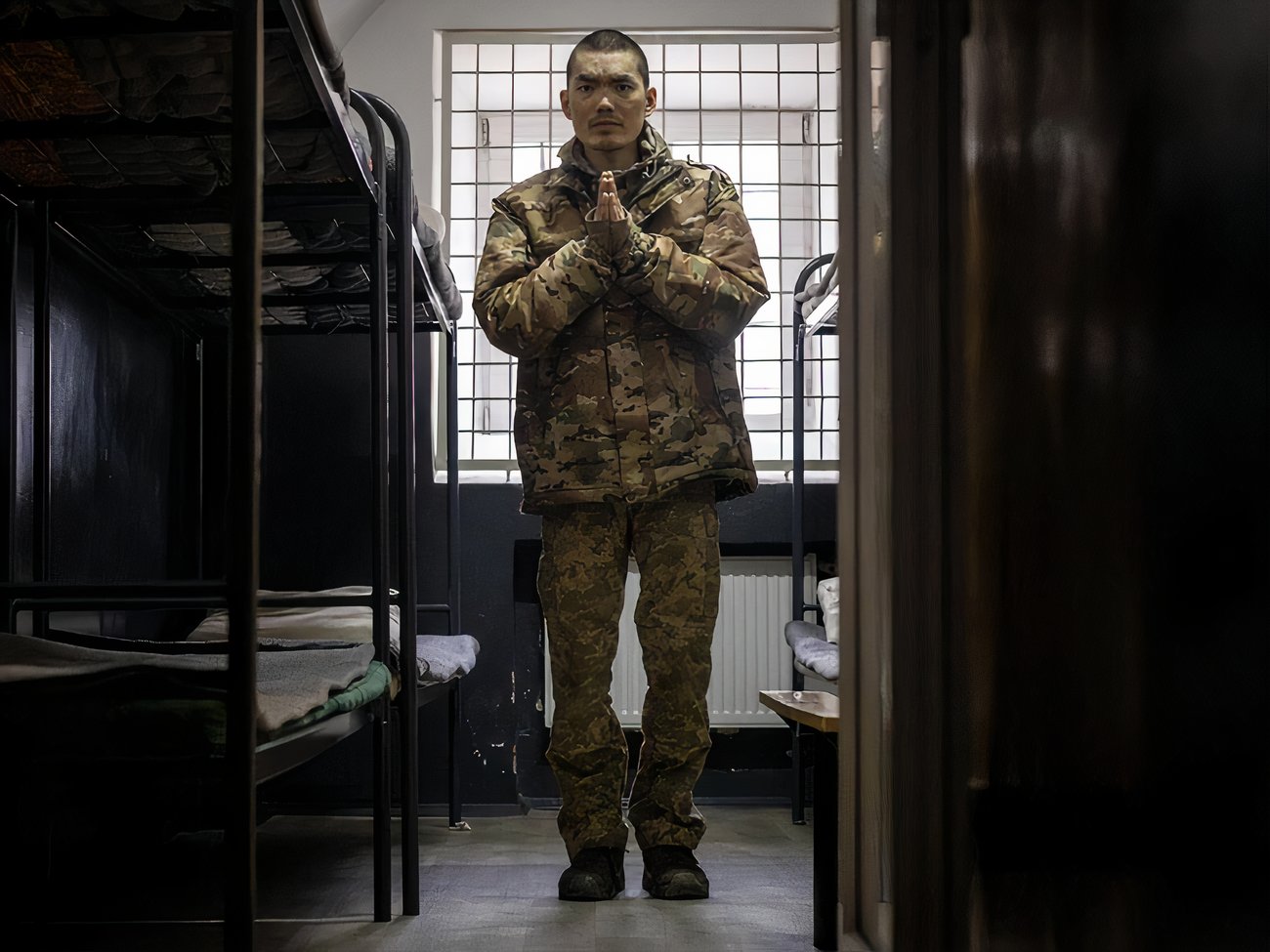 СБУ показала военнопленных китайцев и их документы. Фоторепортаж