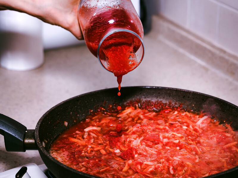 Без добавления уксуса и стерилизации – заправка для борща, которая хранится без холодильника