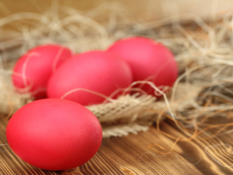 Щоб отримати червоні або рожеві крашанки без хімії, досить приготувати один натуральний фарбник
