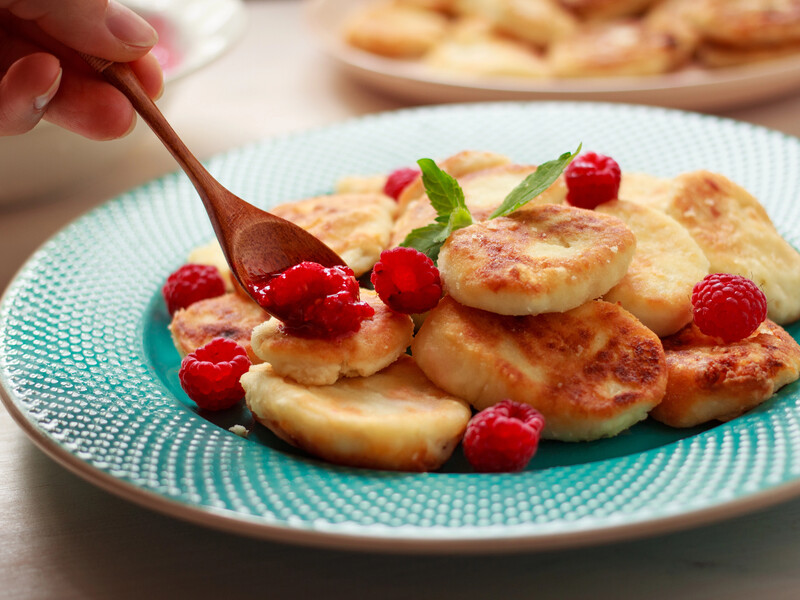 Блогер рассказала, какой творог является идеальным для сырников. Рецепт