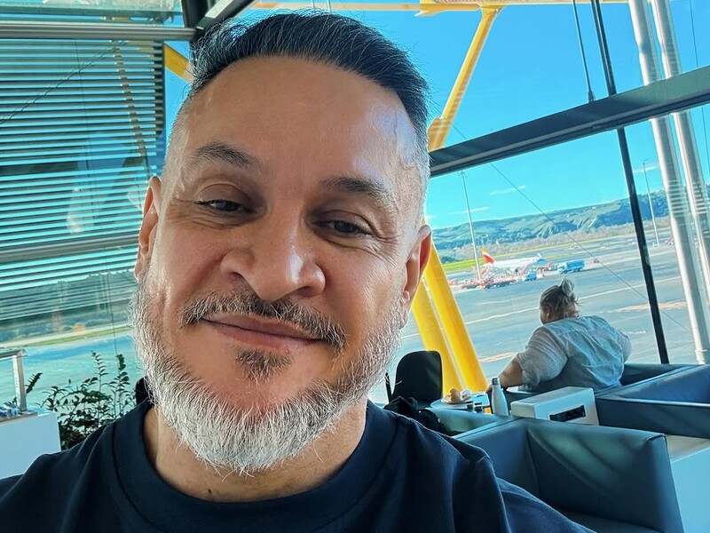 Хименес-Браво показал, как ему вырывают волосы из носа