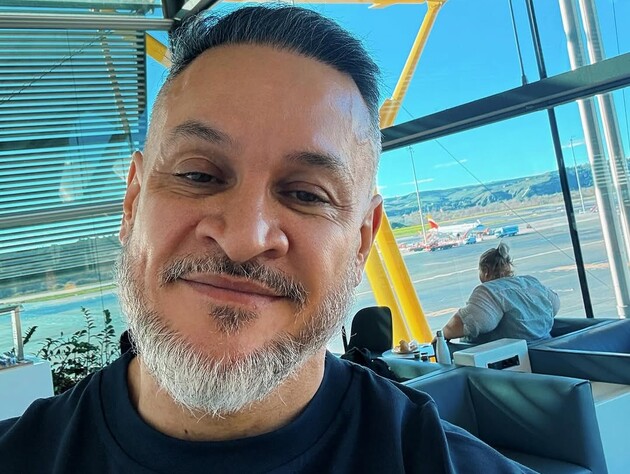 Хіменес-Браво показав, як йому висмикують волосся з носа