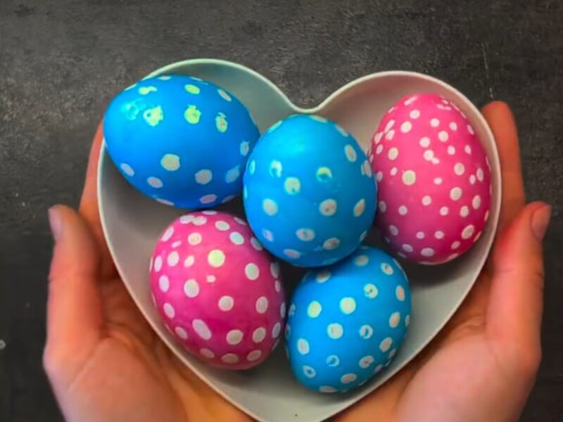 Нанесіть це на яєчну шкаралупу – і вийдуть оригінальні крашанки в горошок без хімії. Лайфхак