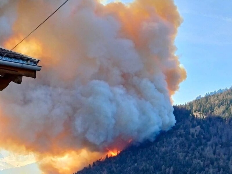 Пожежа в Італії знищила 100 га лісу поблизу кордону зі Швейцарією. Фото, відео