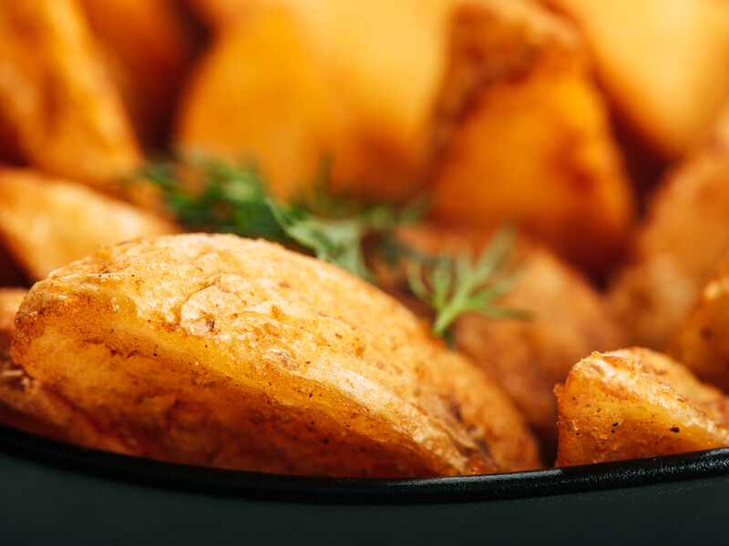 Змішайте шматочки зі спеціями й цим порошком і запікайте. Рецепт картоплі по-селянськи