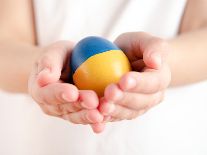Это простое действие поможет получить желто-синие патриотические крашенки на Пасху