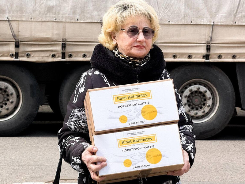Фонд Ріната Ахметова передав допомогу переселенцям незахищених категорій у Дніпрі