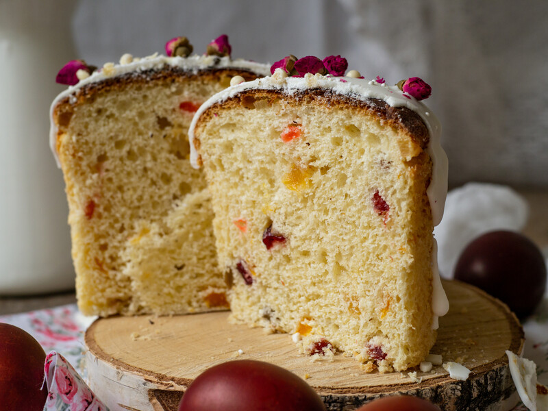 Паска вийде ароматною, з ніжною текстурою тіста. Простий рецепт