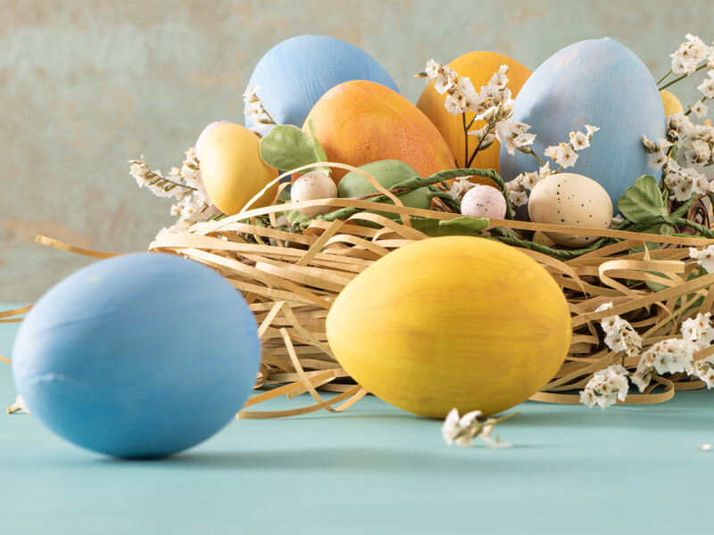 Добавьте это в воду – и коричневые яйца станут белыми. Лайфхак, как отбелить скорлупу для крашенок на Пасху