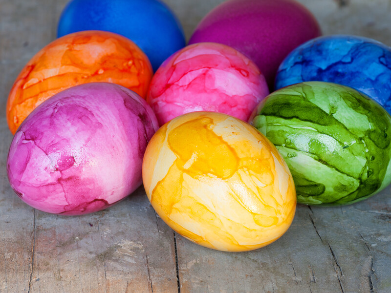 Придают яйцам оранжевый и зеленый цвет. Названы красители, которые вызывают аллергию и головную боль
