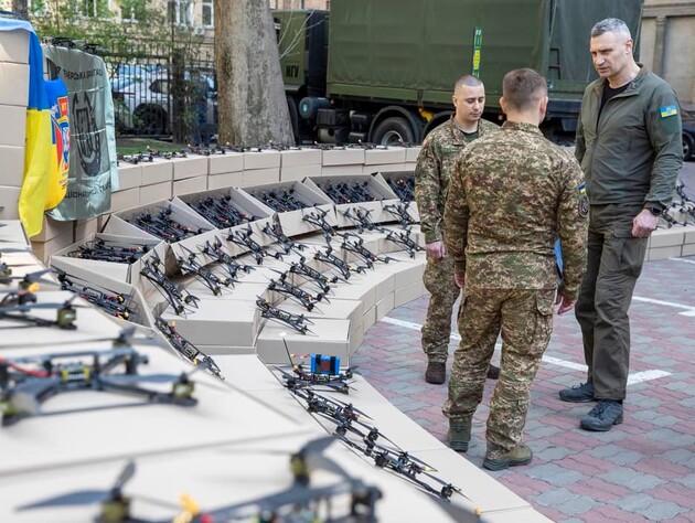 Кличко передал на фронт от общины столицы более 1 тыс. дронов 27-й бригаде НГУ