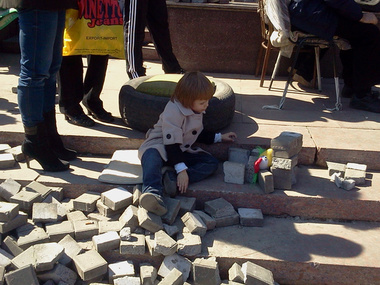 Донецкую облгосадминистрацию обложили шинами, брусчаткой, бочками и дровами. Фоторепортаж