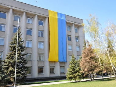 На Херсонской мэрии вывесили 14-метровый флаг Украины