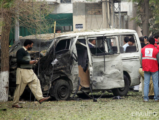 В Пакистане взорвались четверо смертников, есть убитые и раненые