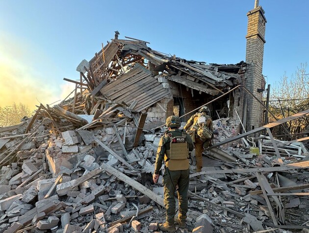 Рятувальники дістали тіла загиблих із-під завалів після російського авіаудару по Костянтинівці. Відео