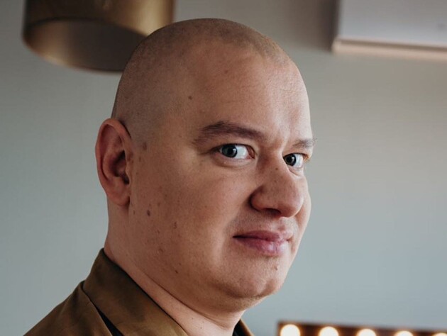 Кошевой записал ролик на Пасху, покрыв голову глазурью. В сети заявили, что у него 