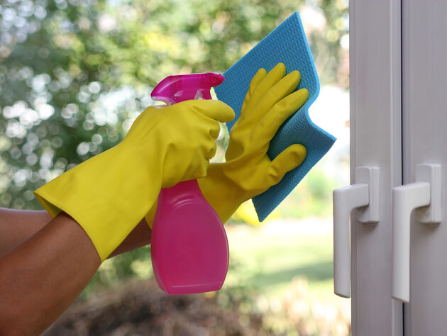 Смешайте это с моющим средством – и на окнах не останется разводов. Лайфхак, как до блеска вымыть окна