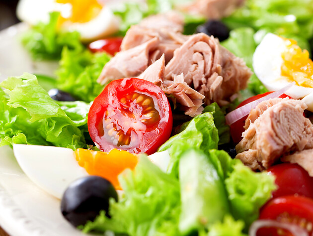 Залейте его горчично-медовой заправкой на йогуртовой основе. Салат с консервированным тунцом