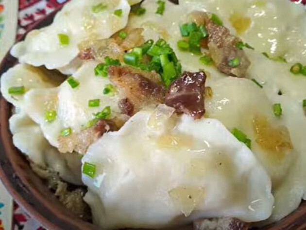 Замочите это в воде – и вареники не будут слипаться и развариваться. Рецепт универсального теста