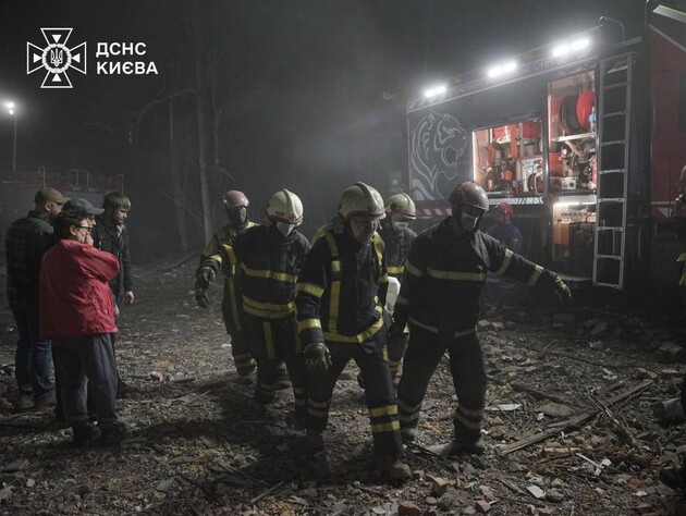 Через комбіновану атаку РФ у Києві загинуло дев'ять осіб, постраждало 70. Людей шукають під завалами