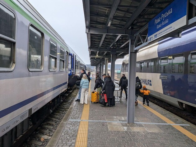 В результате ночного обстрела РФ ранены двое сотрудников и повреждена инфраструктура 