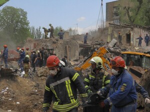 В Киеве возросло количество погибших от ракетного удара. Из-под завалов достали тело женщины