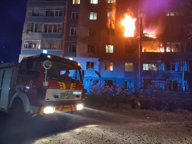 Уночі російський дрон влучив у дев'ятиповерхівку у Дніпропетровській області. Є жертва, серед поранених є дитина