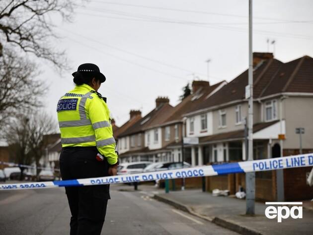 Напавший с арбалетом и огнестрельным оружием ранил двух женщин в Великобритании и травмировался сам