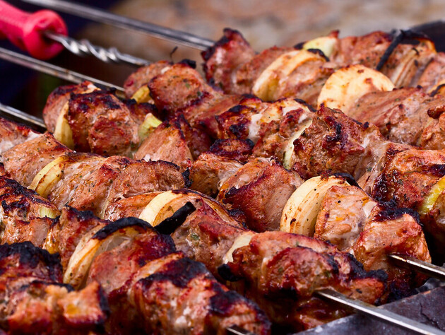 Завдяки цьому запечений у духовці шашлик вийде надзвичайно ніжним, соковитим і смачним