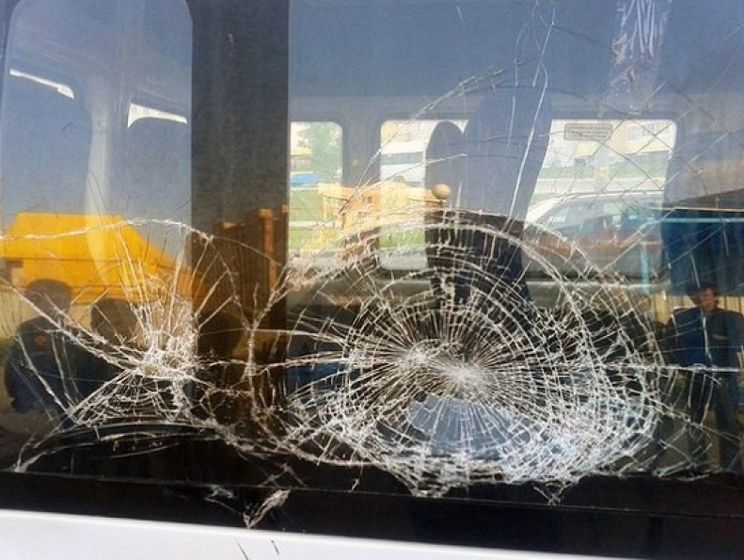 В Абхазії автобус з російськими туристами декілька разів закидали камінням – ЗМІ