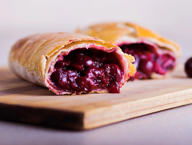 Вишневый пирожок с хрустящей корочкой, как в McDonald's. Легкий и быстрый рецепт