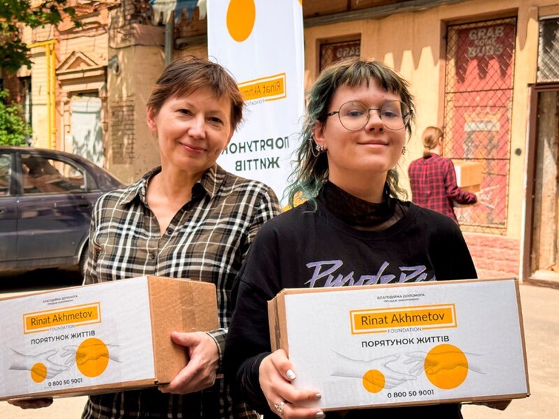 Переселенці з Бахмутської громади отримують допомогу від Фонду Ріната Ахметова в Харкові