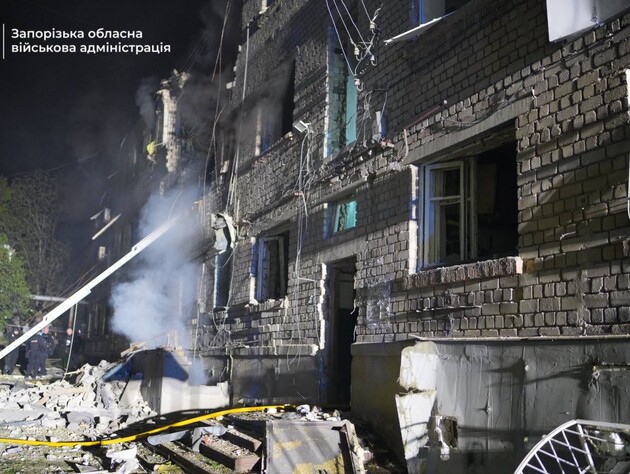 Унаслідок атаки на Запоріжжя загинув чоловік, люди залишаються під завалами