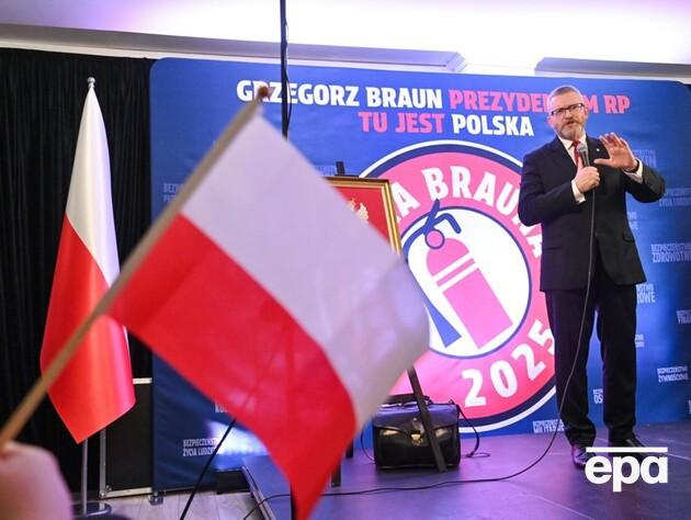 Під час акції кандидата у президенти Польщі з мерії зірвали український прапор. Посол обурився