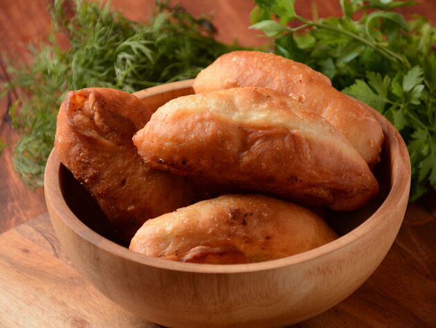 Змішайте ці шість інгредієнтів – і отримаєте ідеальне пухке тісто для пиріжків. Швидкий рецепт