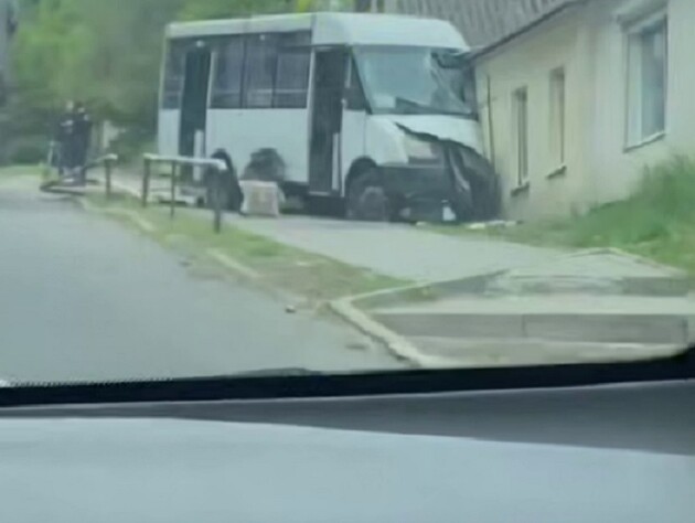 В Полтаве маршрутка врезалась в жилой дом, есть погибший – полиция