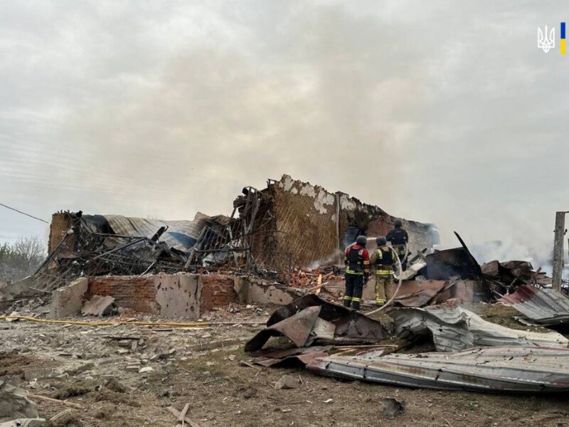 Число погибших в результате российского удара по пригороду Сум выросло. Фото