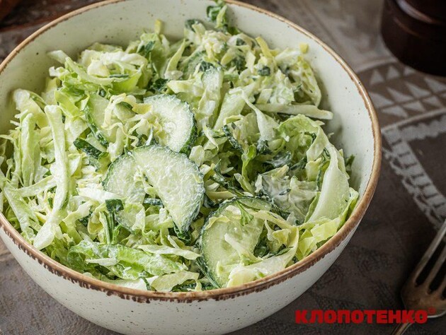 Добавьте в салат с капустой этот ингредиент, богатый витаминами. Рецепт весеннего салата