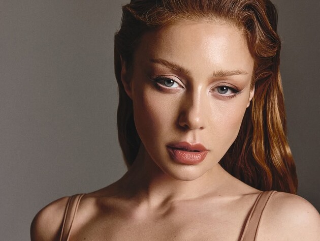 Тина Кароль станцевала перед камерой в декольтированном платье без бюстгальтера. Видео