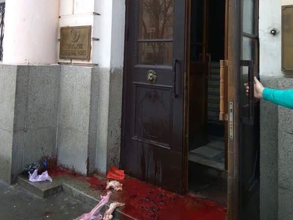 В'ятрович: Біля входу до Інституту національної пам'яті розлили червону фарбу