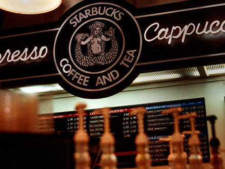 Российский актер Бочаров заявил, что в Starbucks отказались подписать стакан с кофе именем Путина