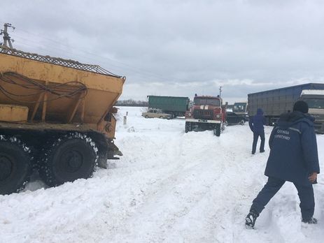 В Харьковской области спасатели освободили из снежных заносов 90 машин. Фоторепортаж