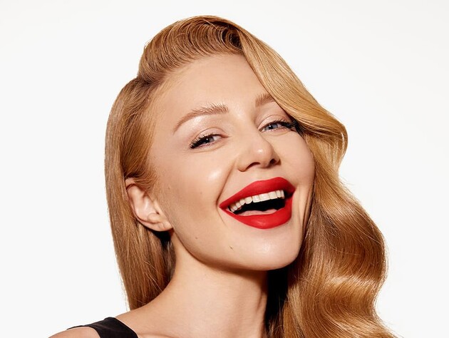 Тіна Кароль знялася в постелі на підлозі