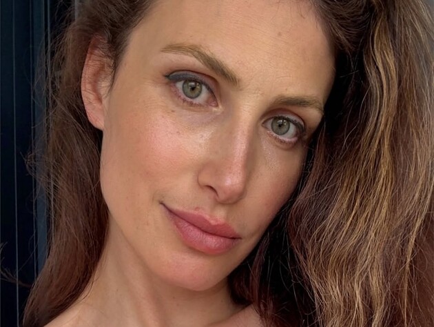 Зиневич, родившая четырех детей, стала на мостик в тренировочном зале. Видео