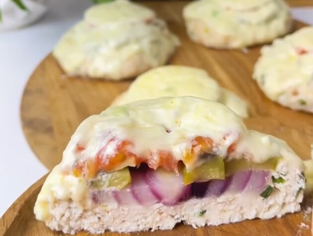 Мясные ватрушки с сочной начинкой – жарить не надо, все делает духовка