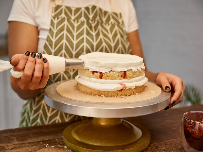 Приготуйте бісквіт із кремом і ягодами. Рецепт від переможниці 