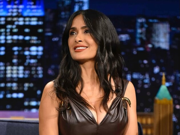 Гаєк знялася в щільній сукні з декольте. Відео